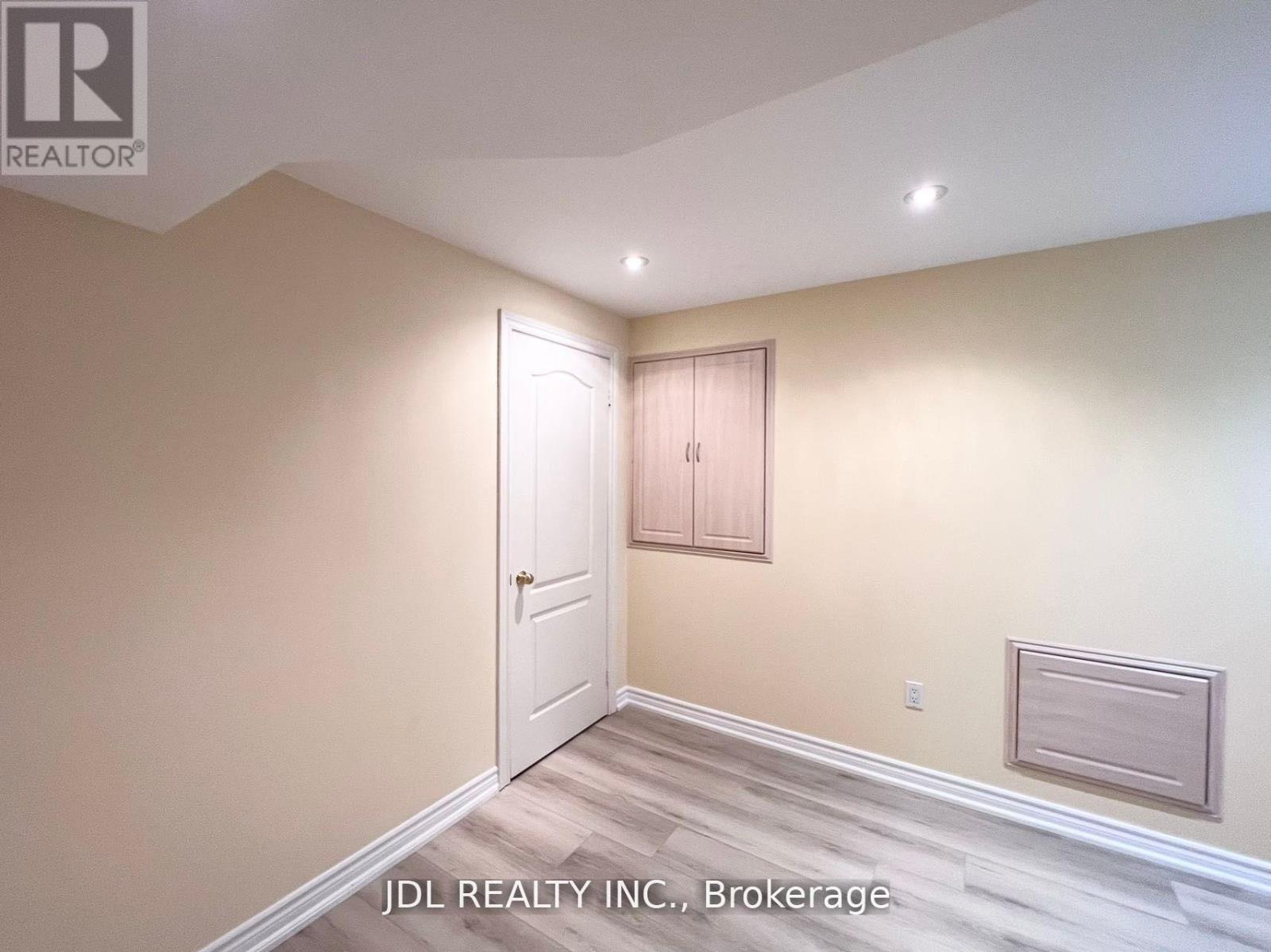 Photo 7 of 23 Toporowski Avenue, Richmond Hill ON