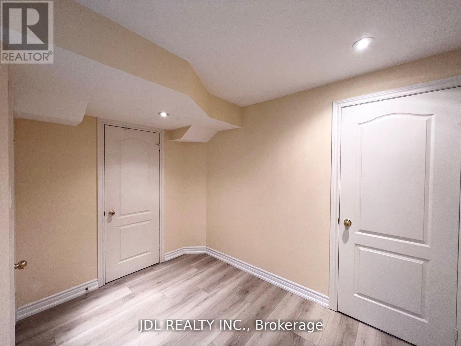 Photo 10 of 23 Toporowski Avenue, Richmond Hill ON