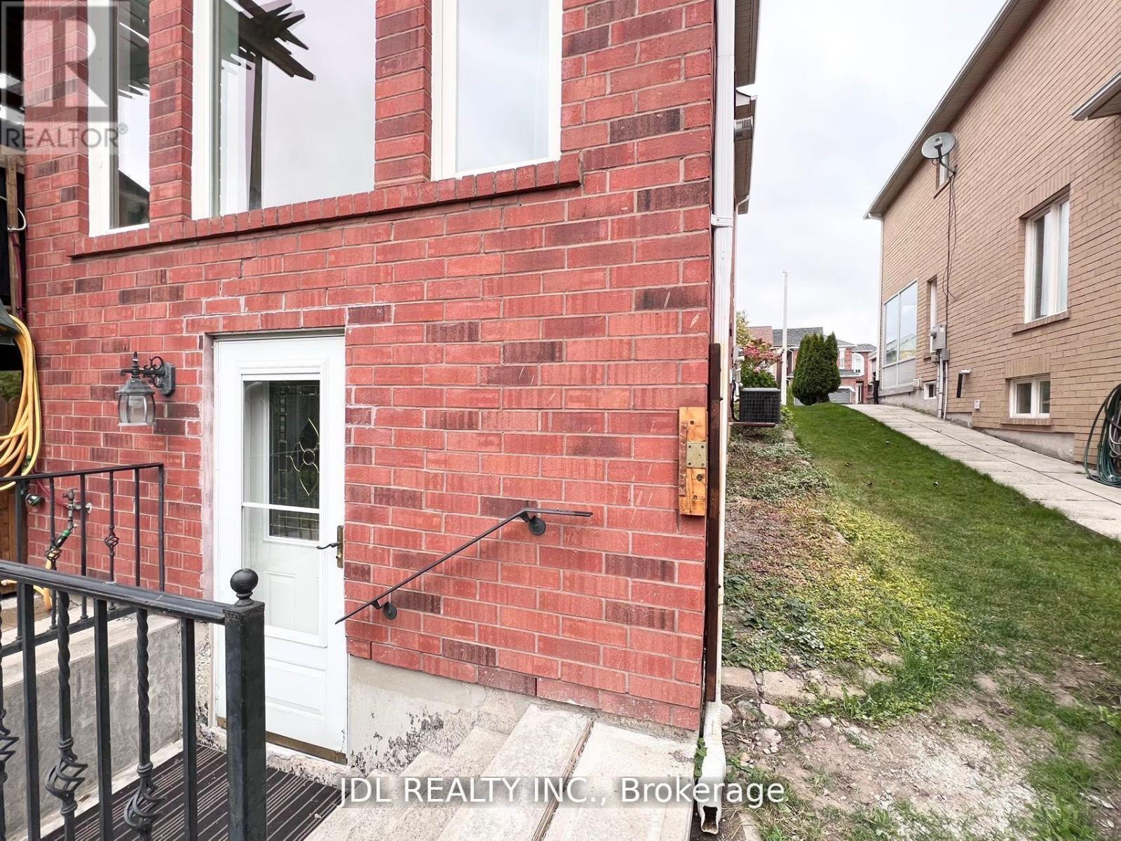 Photo 16 of 23 Toporowski Avenue, Richmond Hill ON