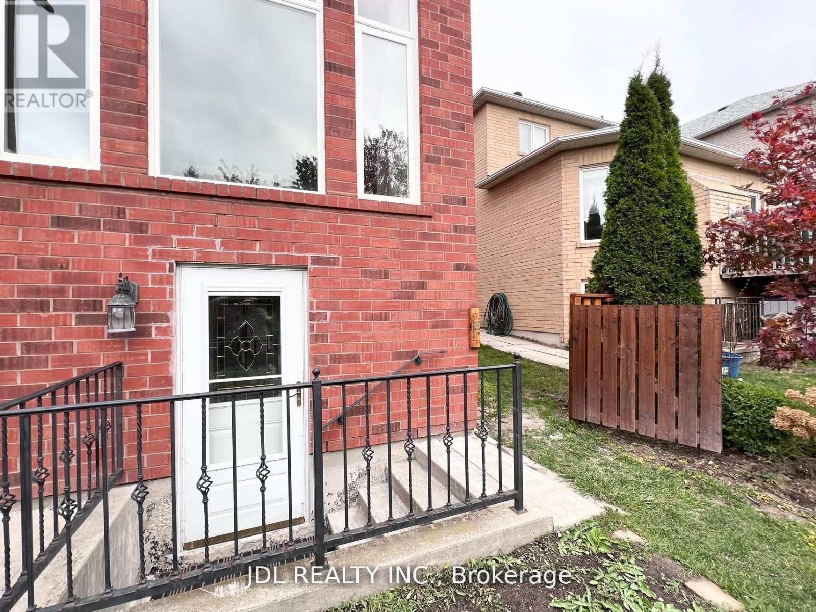 Photo 9 of 23 Toporowski Avenue, Richmond Hill ON