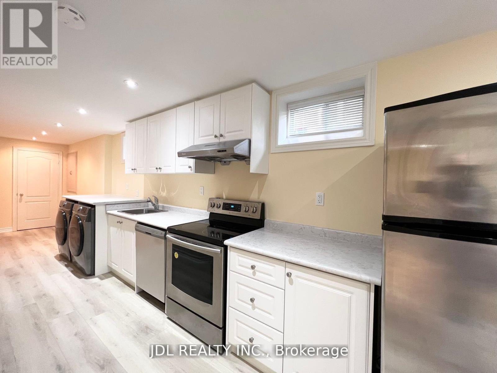 Photo 4 of 23 Toporowski Avenue, Richmond Hill ON