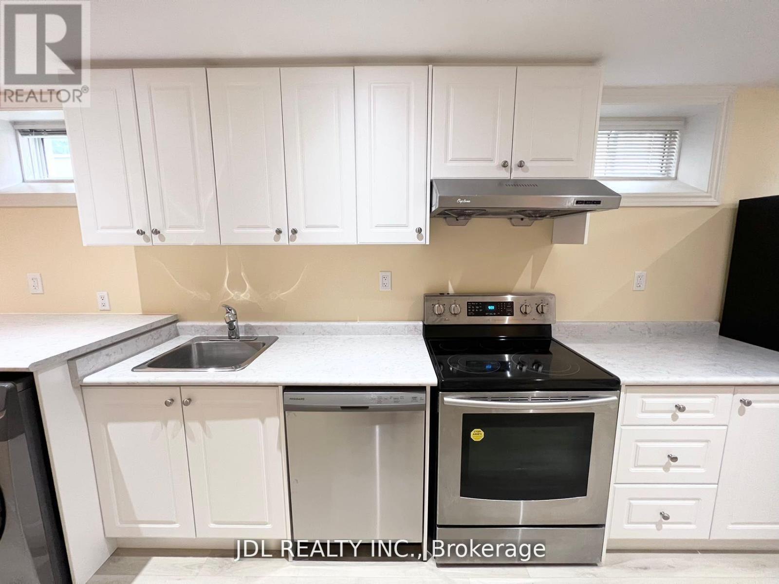 Photo 12 of 23 Toporowski Avenue, Richmond Hill ON