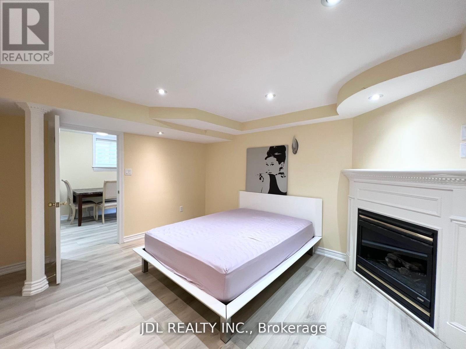 Photo 6 of 23 Toporowski Avenue, Richmond Hill ON