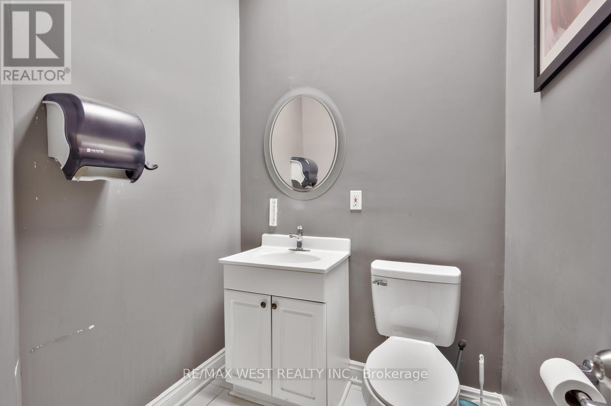 Photo 8 of 7 A 1065 Davis Drive, Newmarket ON