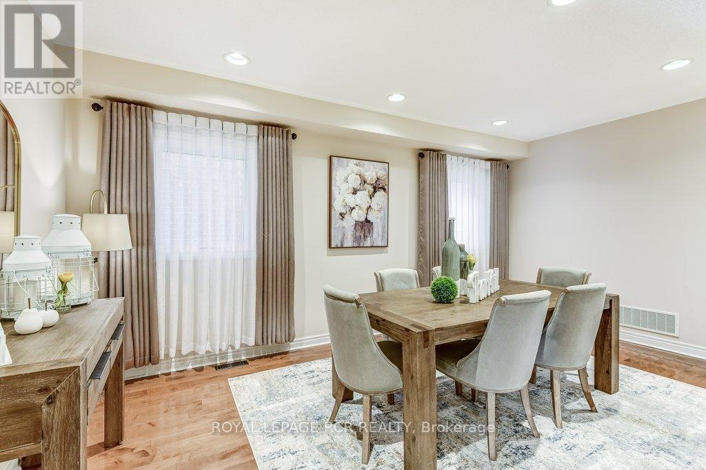 Photo 7 of 42 Mynden Way, Newmarket ON