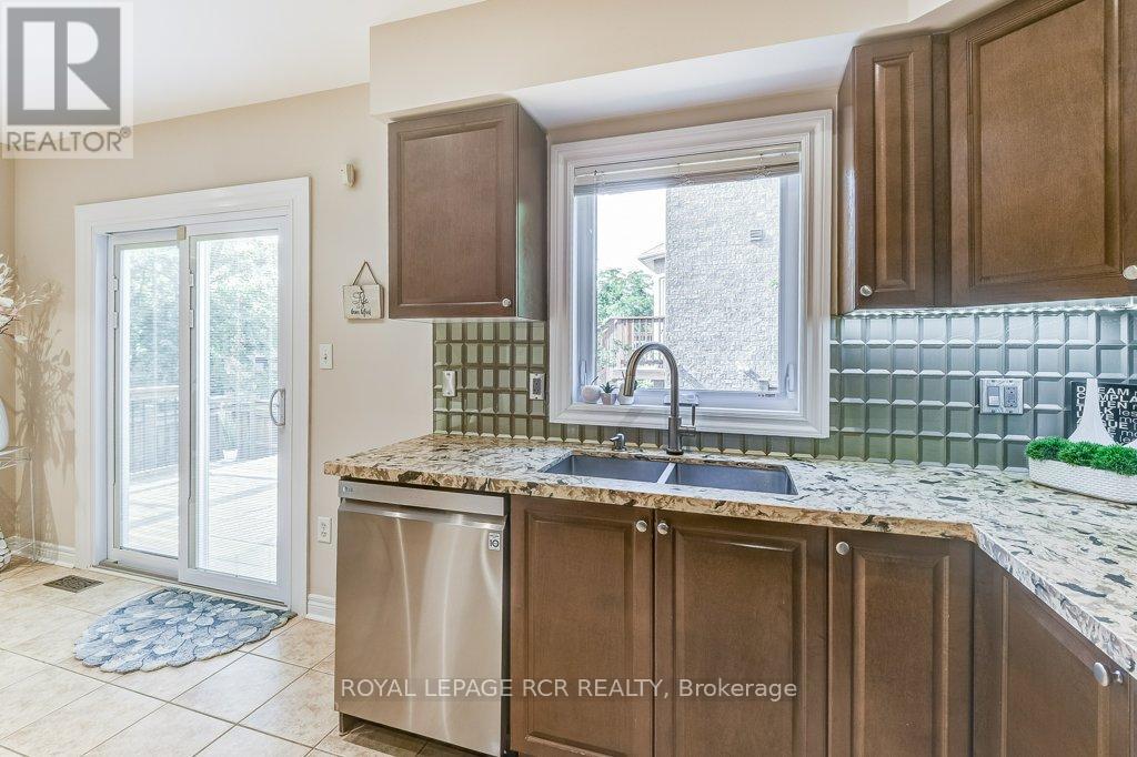 Photo 13 of 42 Mynden Way, Newmarket ON