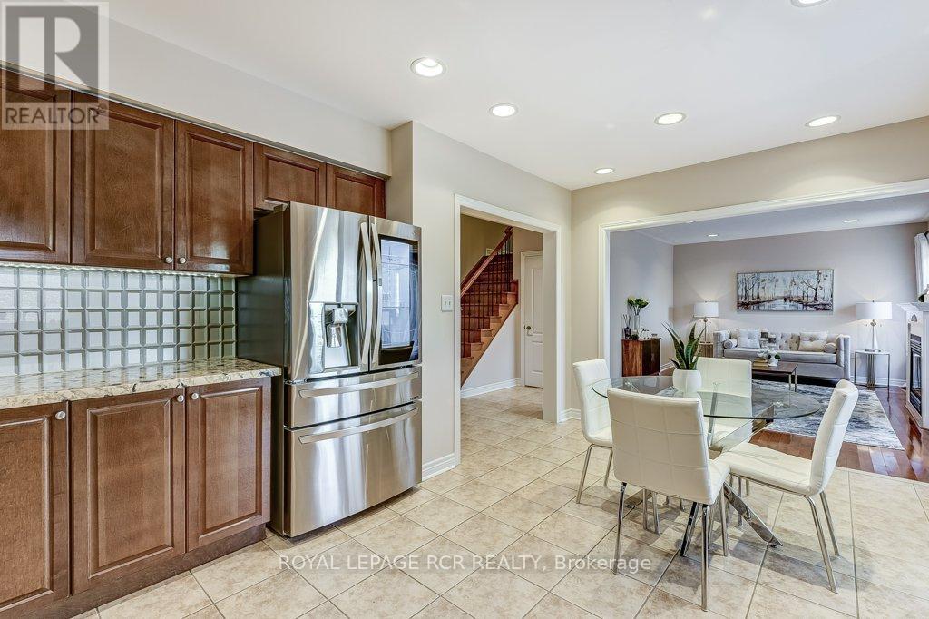 Photo 33 of 42 Mynden Way, Newmarket ON