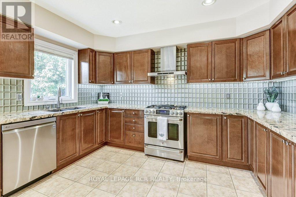 Photo 21 of 42 Mynden Way, Newmarket ON
