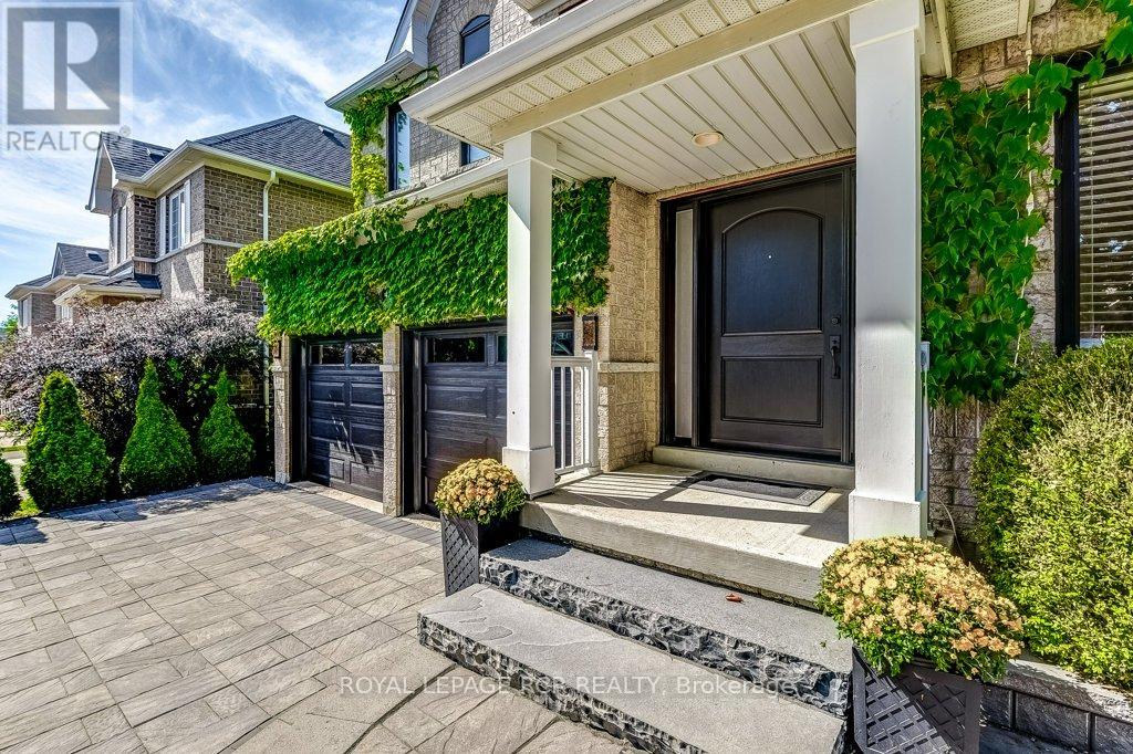 Photo 37 of 42 Mynden Way, Newmarket ON