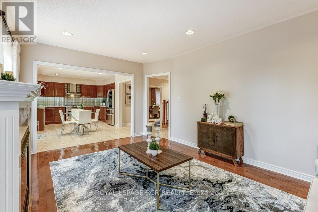 Photo 14 of 42 Mynden Way, Newmarket ON