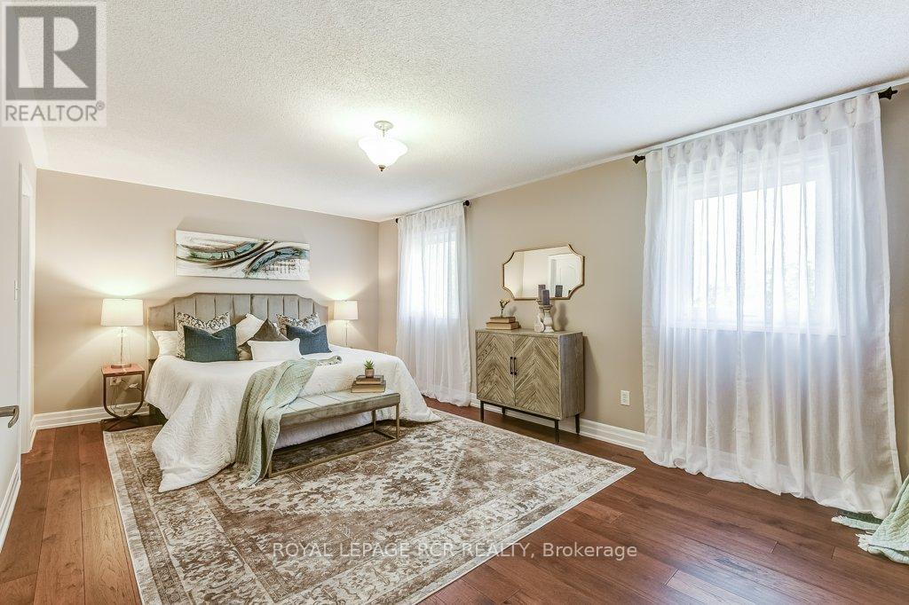 Photo 2 of 42 Mynden Way, Newmarket ON