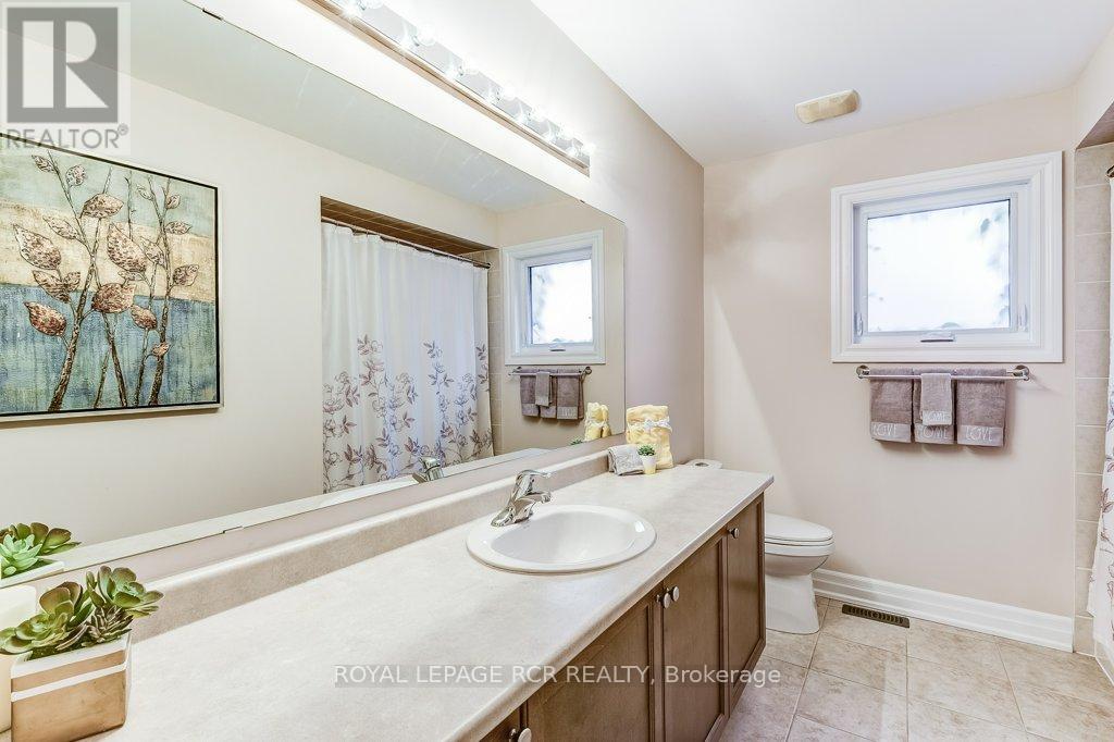 Photo 11 of 42 Mynden Way, Newmarket ON