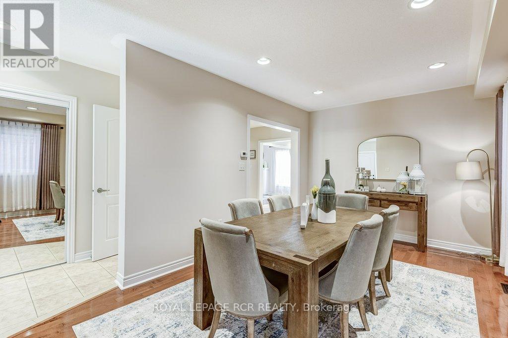 Photo 20 of 42 Mynden Way, Newmarket ON