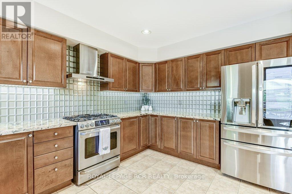 Photo 23 of 42 Mynden Way, Newmarket ON