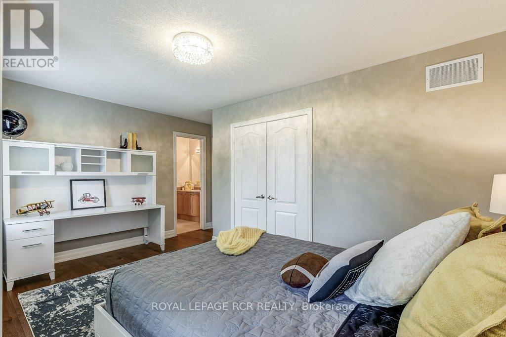 Photo 40 of 42 Mynden Way, Newmarket ON