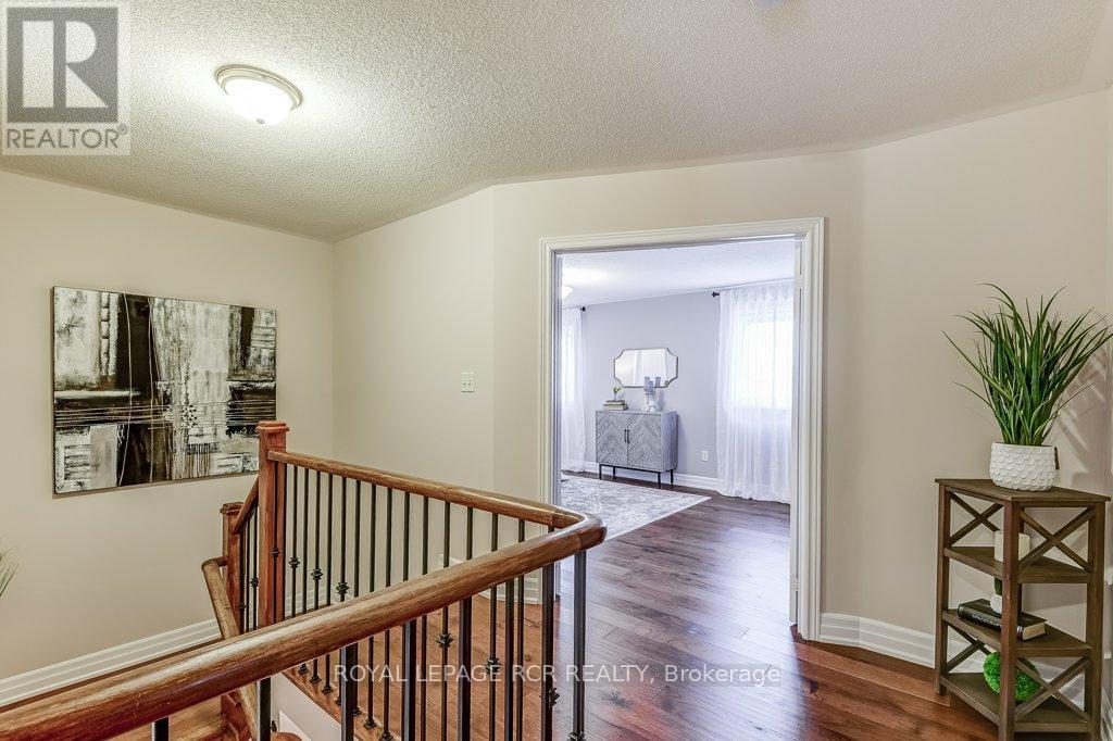 Photo 25 of 42 Mynden Way, Newmarket ON