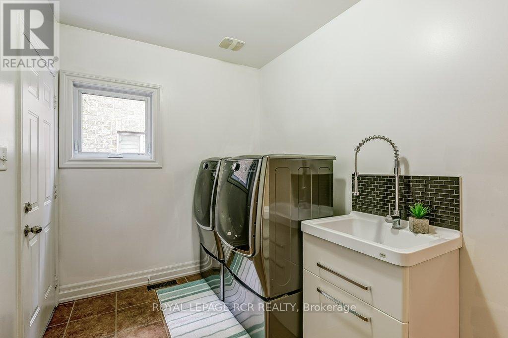 Photo 41 of 42 Mynden Way, Newmarket ON