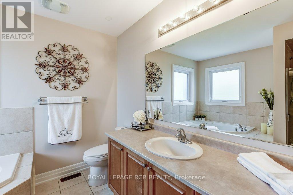 Photo 18 of 42 Mynden Way, Newmarket ON