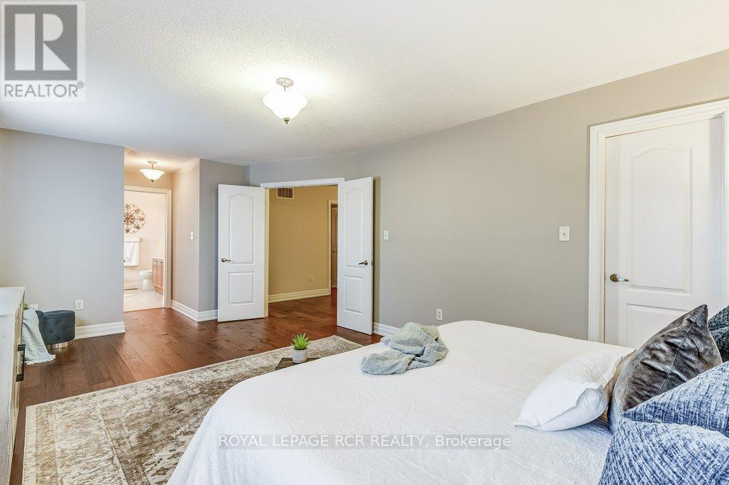 Photo 17 of 42 Mynden Way, Newmarket ON