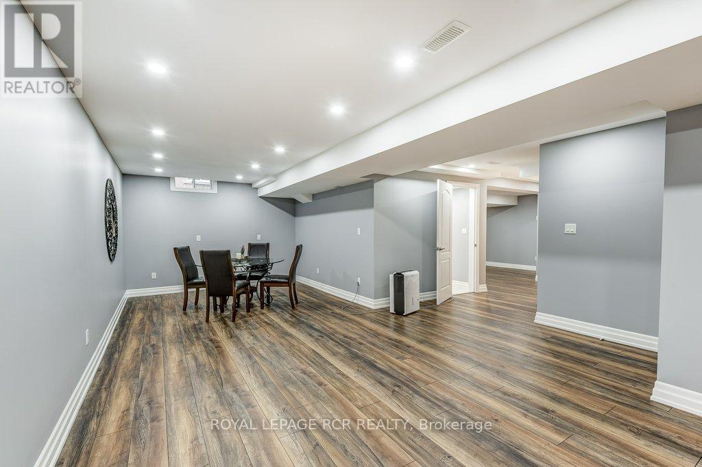 Photo 22 of 42 Mynden Way, Newmarket ON