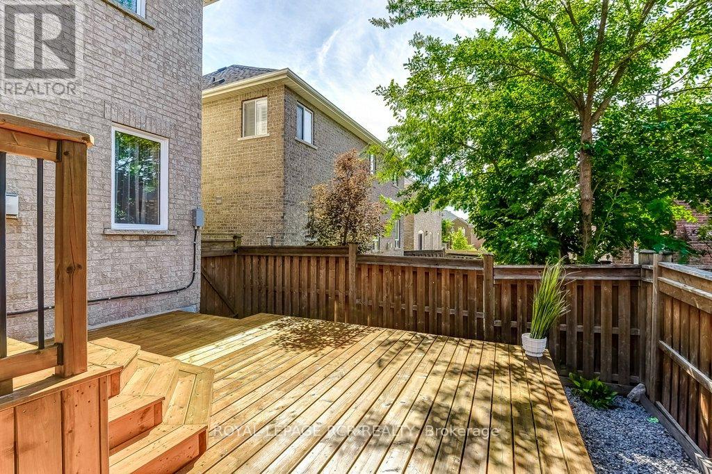 Photo 15 of 42 Mynden Way, Newmarket ON