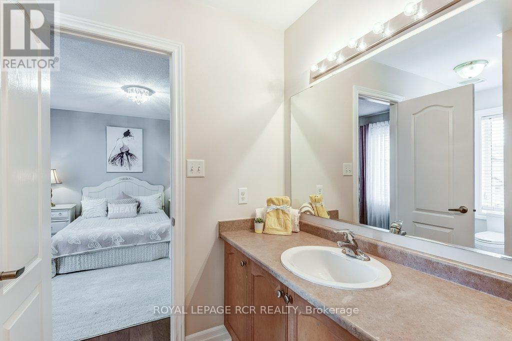 Photo 8 of 42 Mynden Way, Newmarket ON