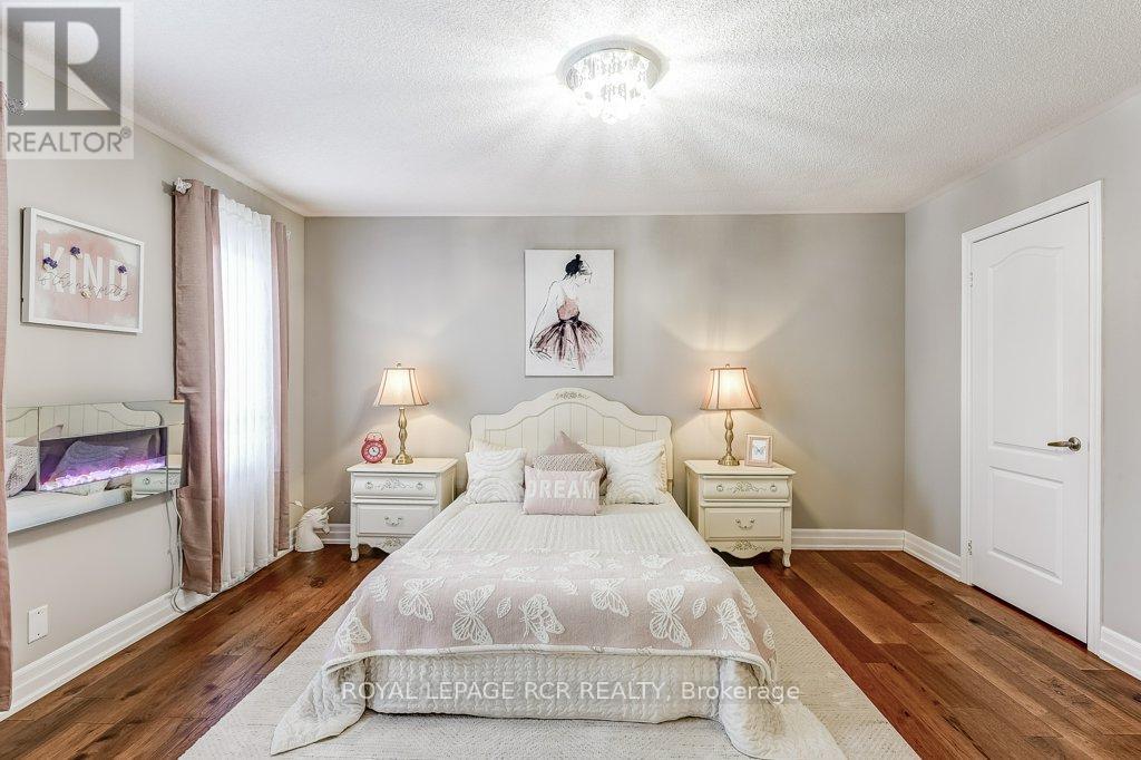 Photo 42 of 42 Mynden Way, Newmarket ON