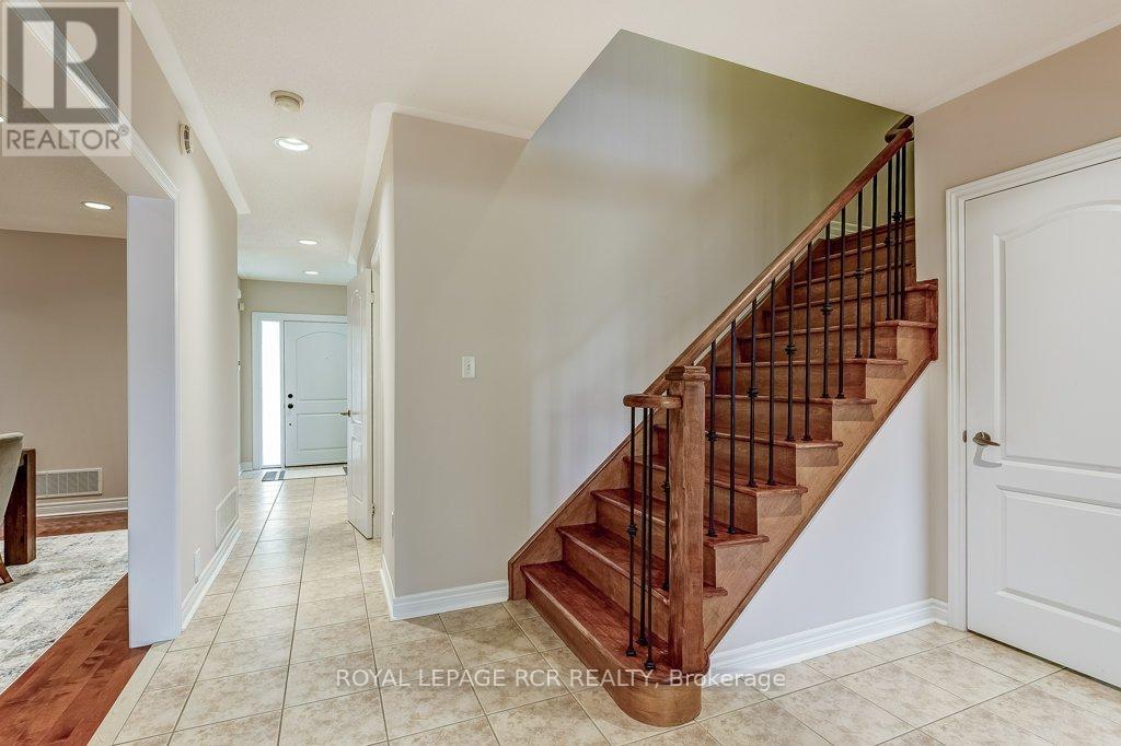 Photo 5 of 42 Mynden Way, Newmarket ON