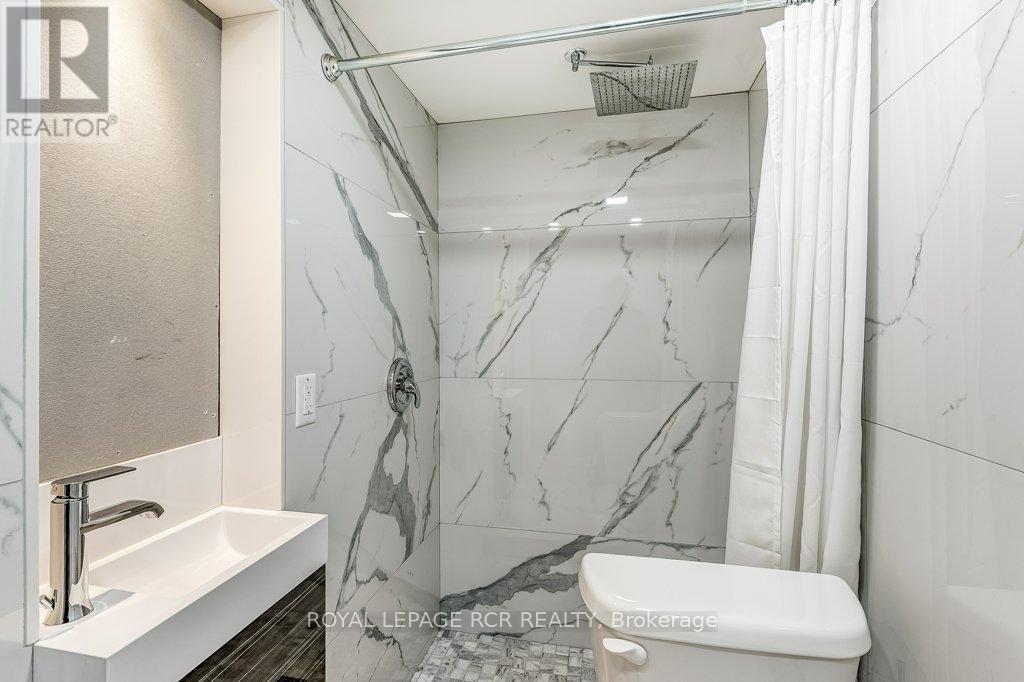 Photo 32 of 42 Mynden Way, Newmarket ON