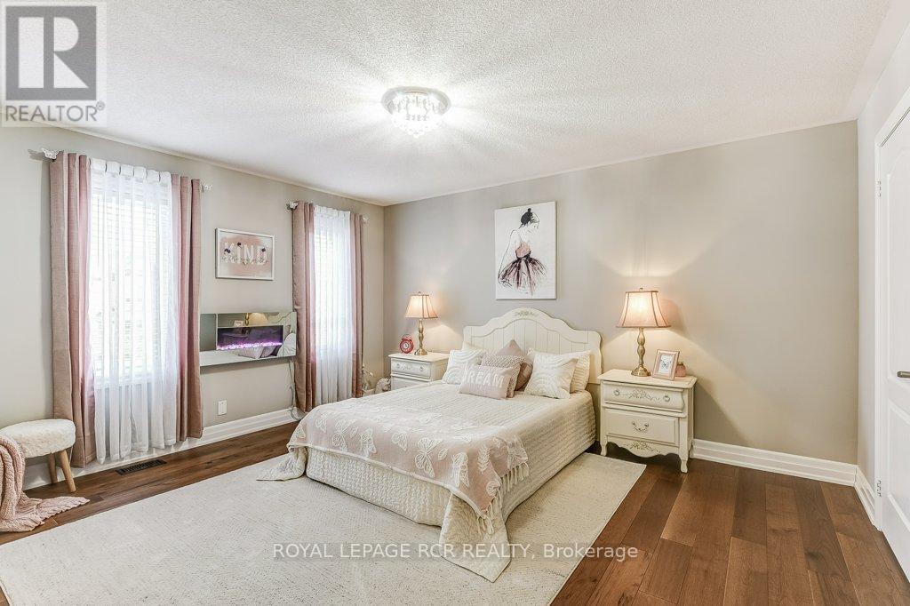 Photo 9 of 42 Mynden Way, Newmarket ON