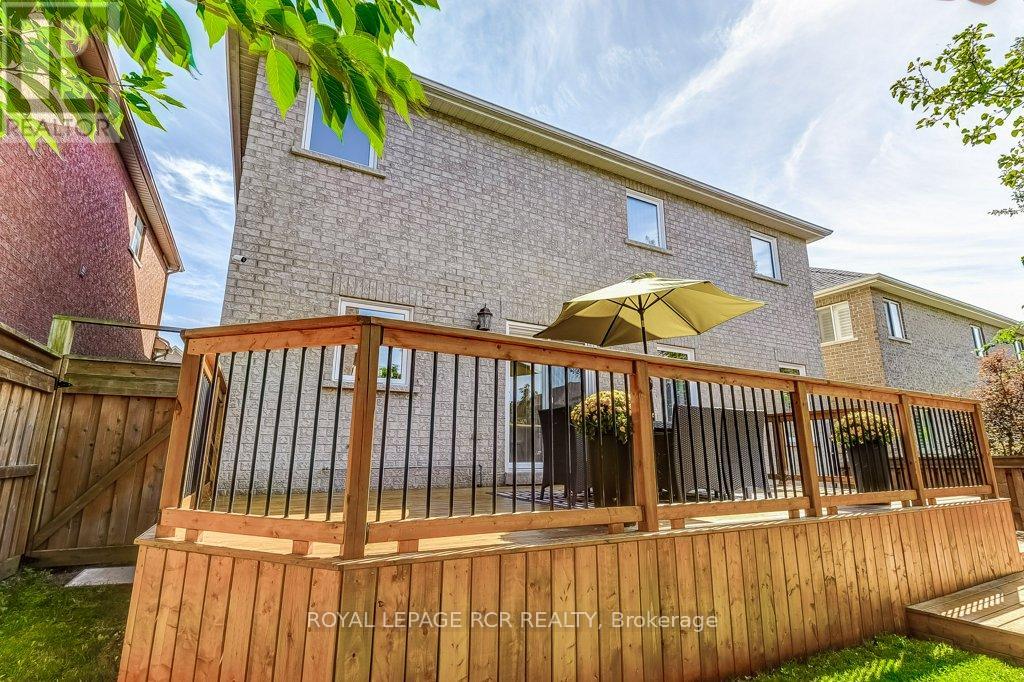 Photo 4 of 42 Mynden Way, Newmarket ON