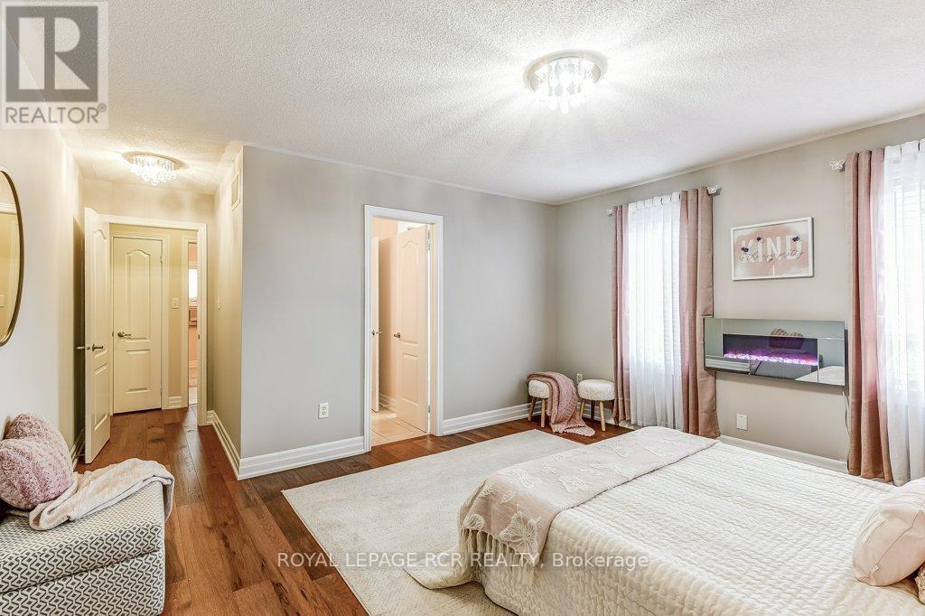 Photo 35 of 42 Mynden Way, Newmarket ON