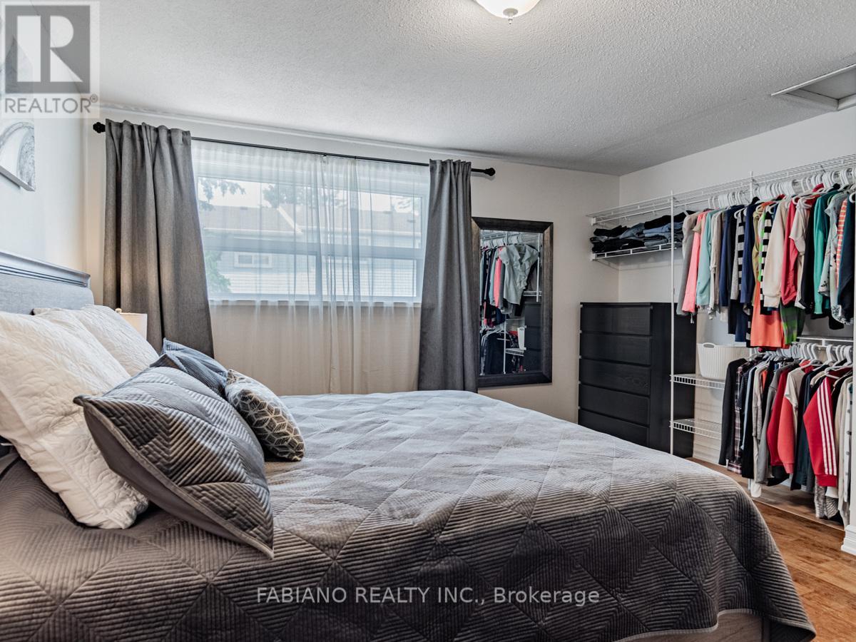 Photo 19 of 96 1055 Shawnmarr Road, Mississauga ON