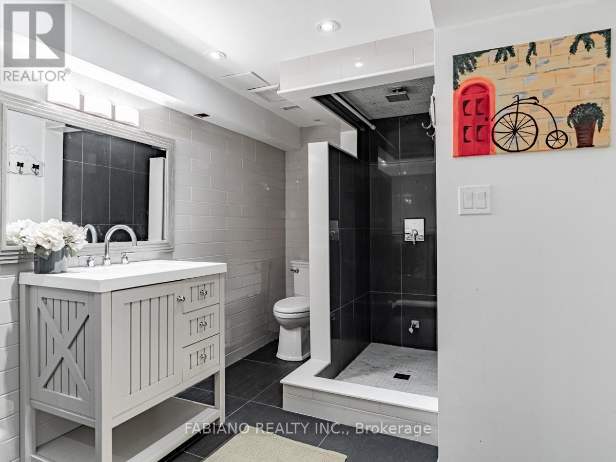 Photo 25 of 96 1055 Shawnmarr Road, Mississauga ON