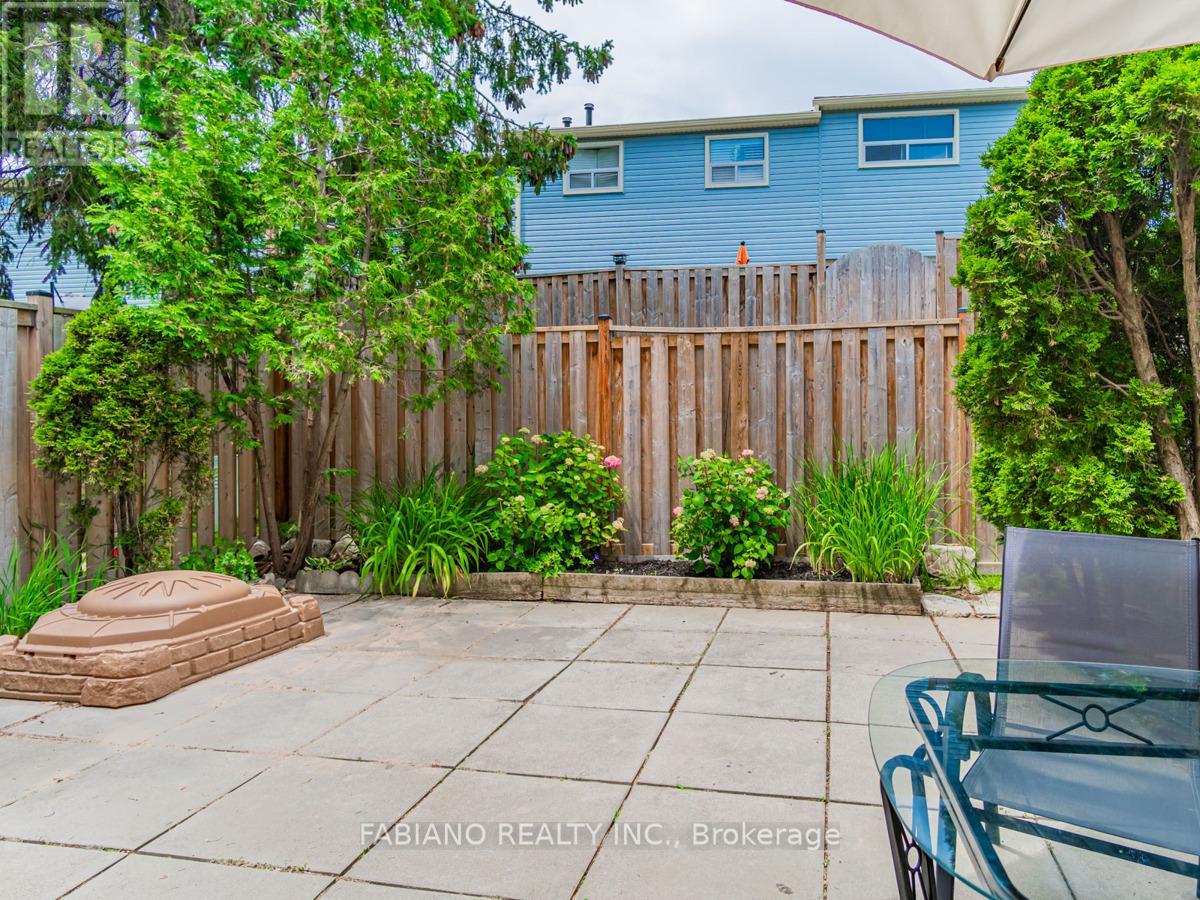 Photo 8 of 96 1055 Shawnmarr Road, Mississauga ON