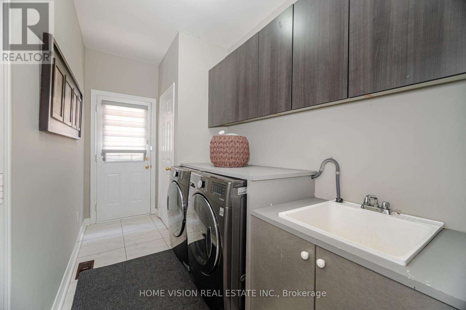 Photo 16 of 7174 Saint Barbara Boulevard, Mississauga ON