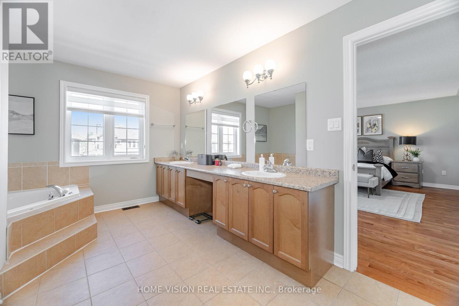 Photo 22 of 7174 Saint Barbara Boulevard, Mississauga ON
