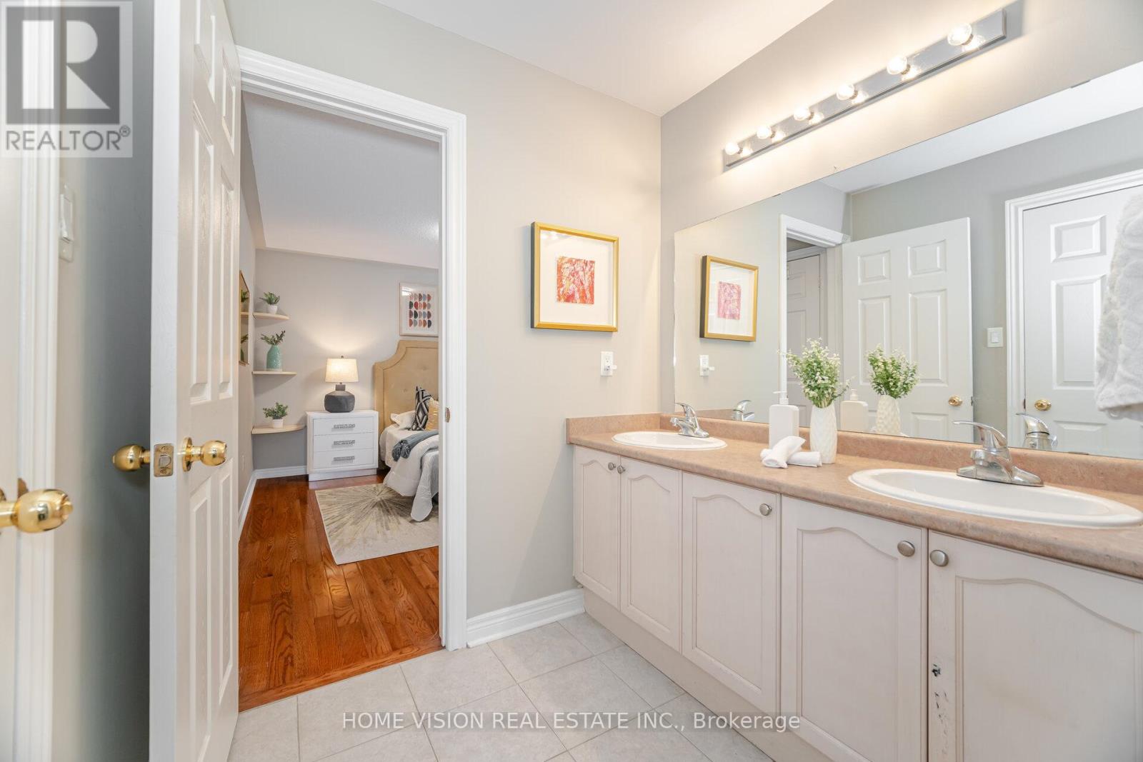 Photo 28 of 7174 Saint Barbara Boulevard, Mississauga ON