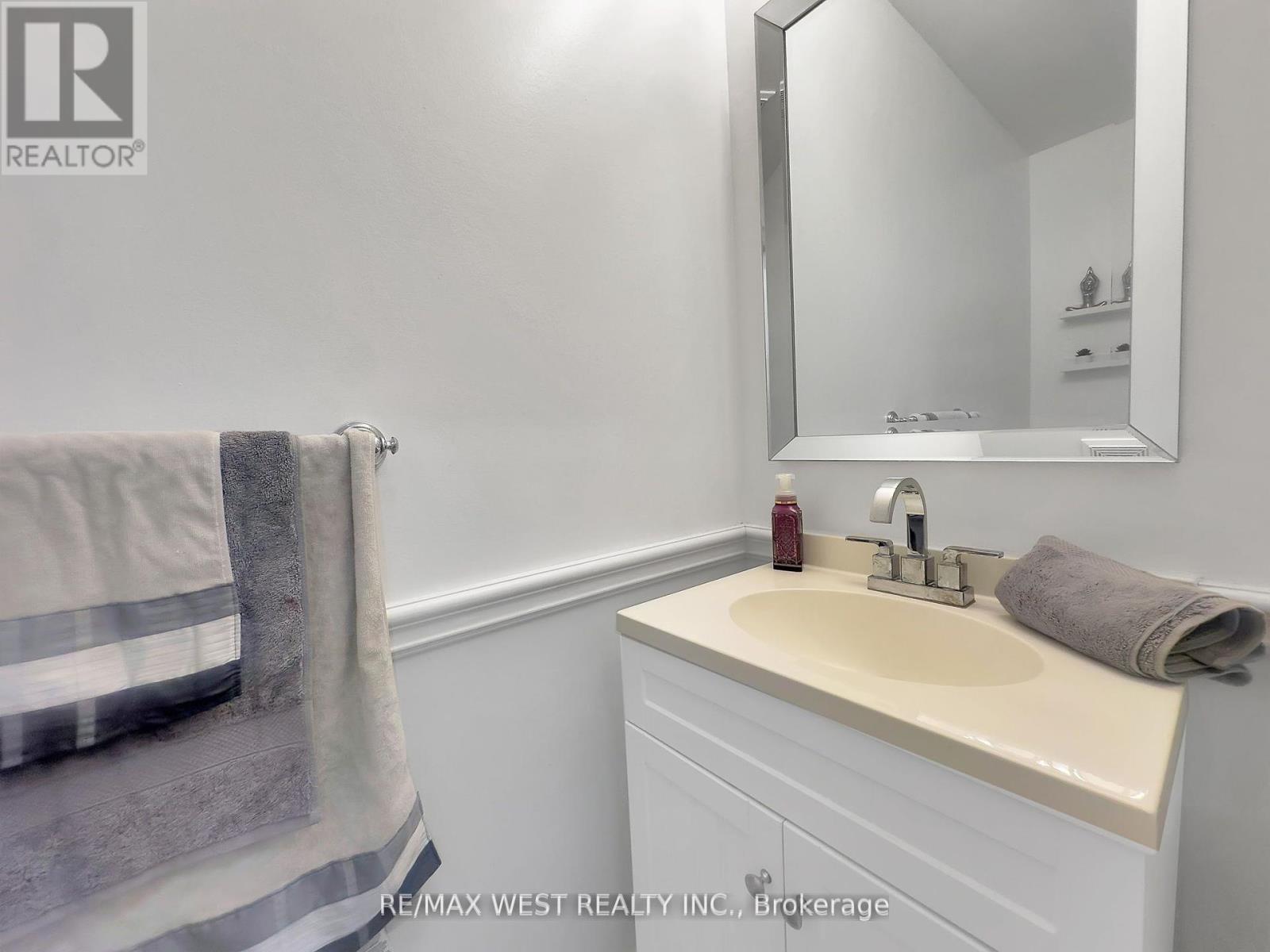 Photo 30 of 3 Fallowfield Road, Brampton ON