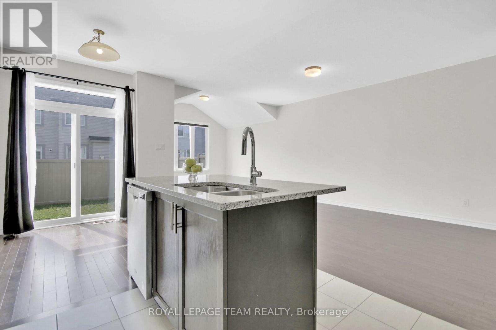 Photo 13 of 92 Mesa Drive, Ottawa ON