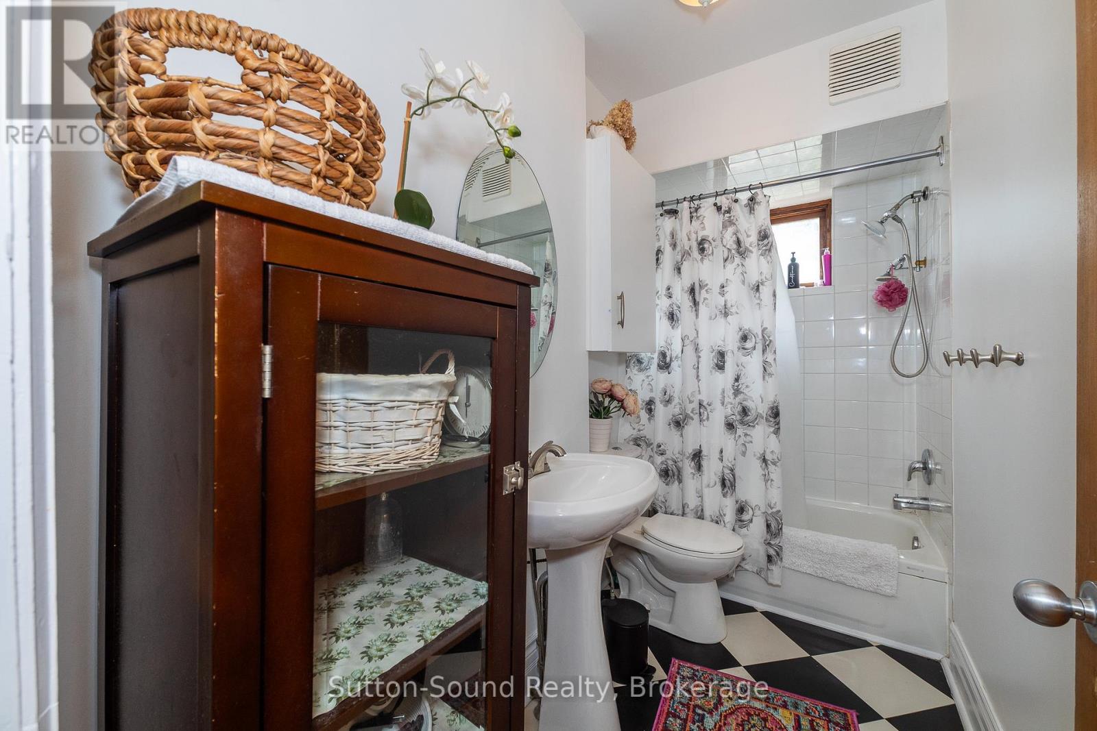 Photo 11 of 735 4th Avenue E, Owen Sound ON