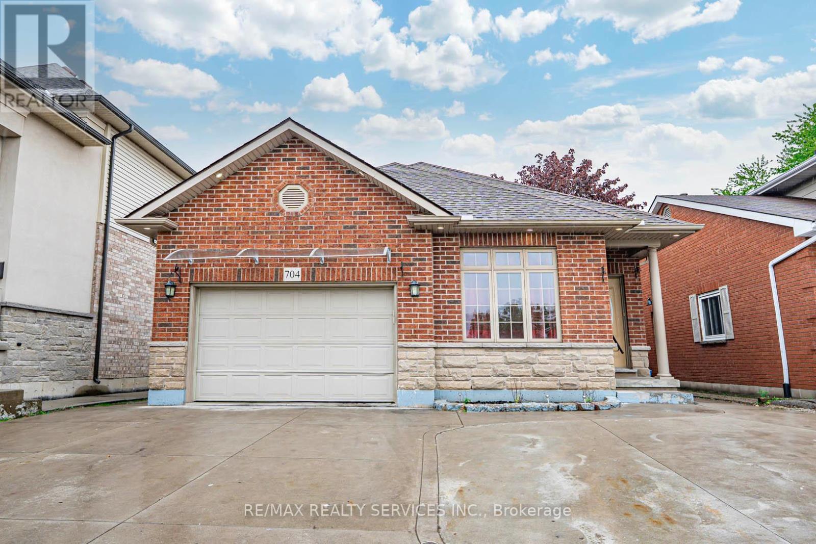 Photo 2 of 704 Stone Church Road E, Hamilton ON