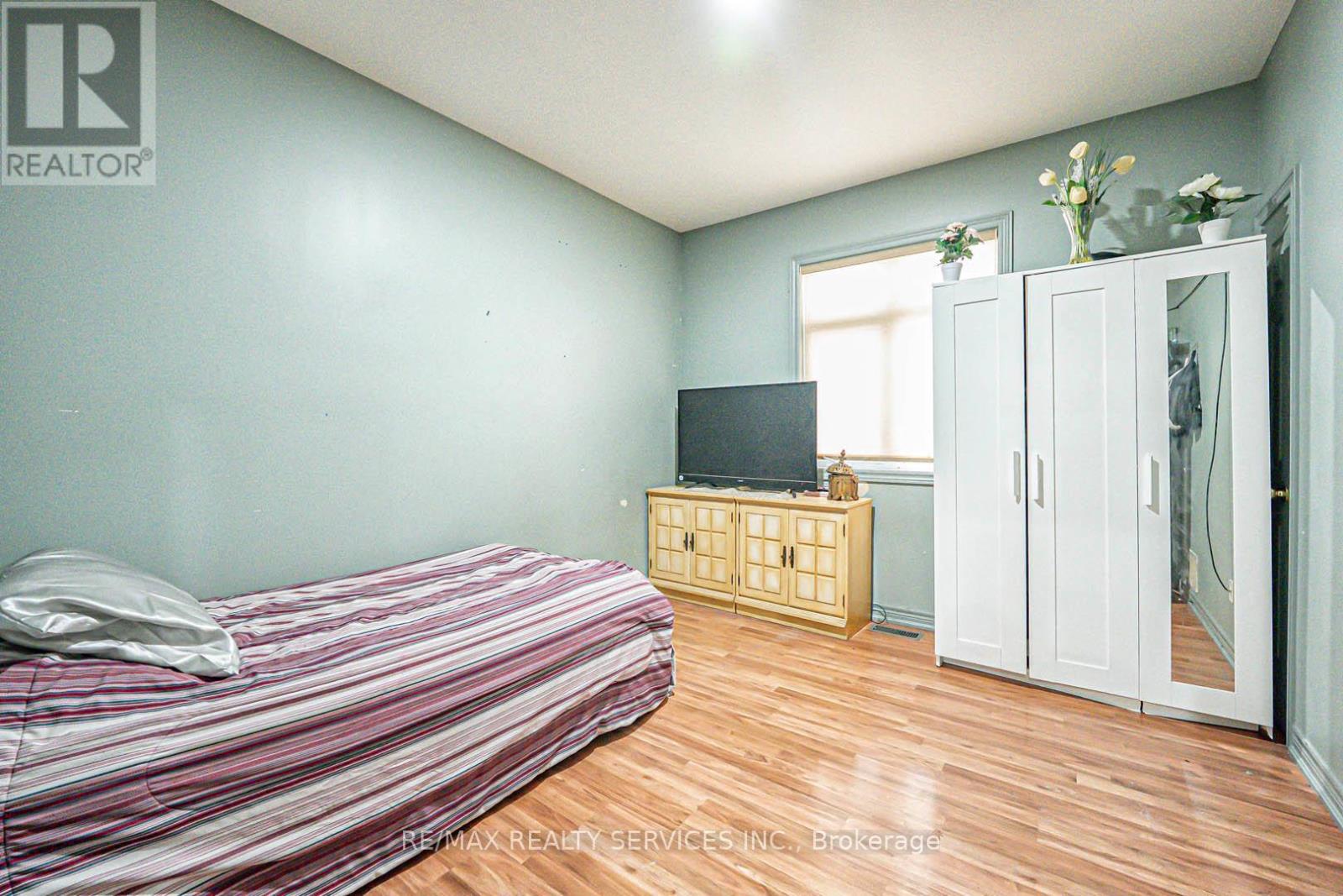 Photo 19 of 704 Stone Church Road E, Hamilton ON