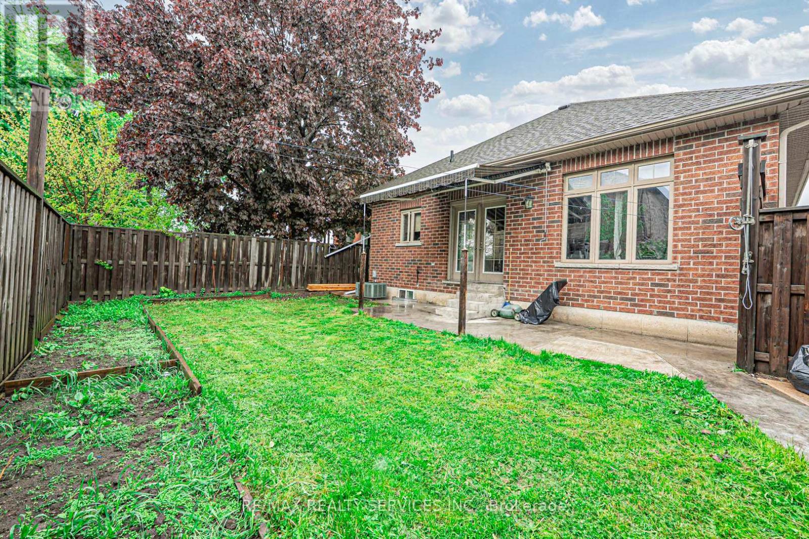 Photo 26 of 704 Stone Church Road E, Hamilton ON