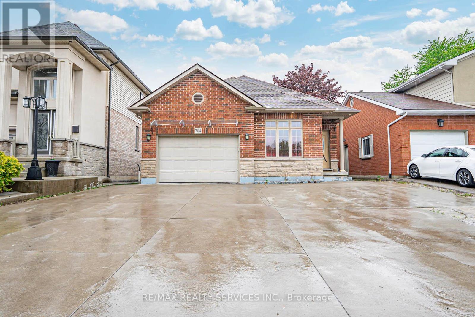 Photo 8 of 704 Stone Church Road E, Hamilton ON