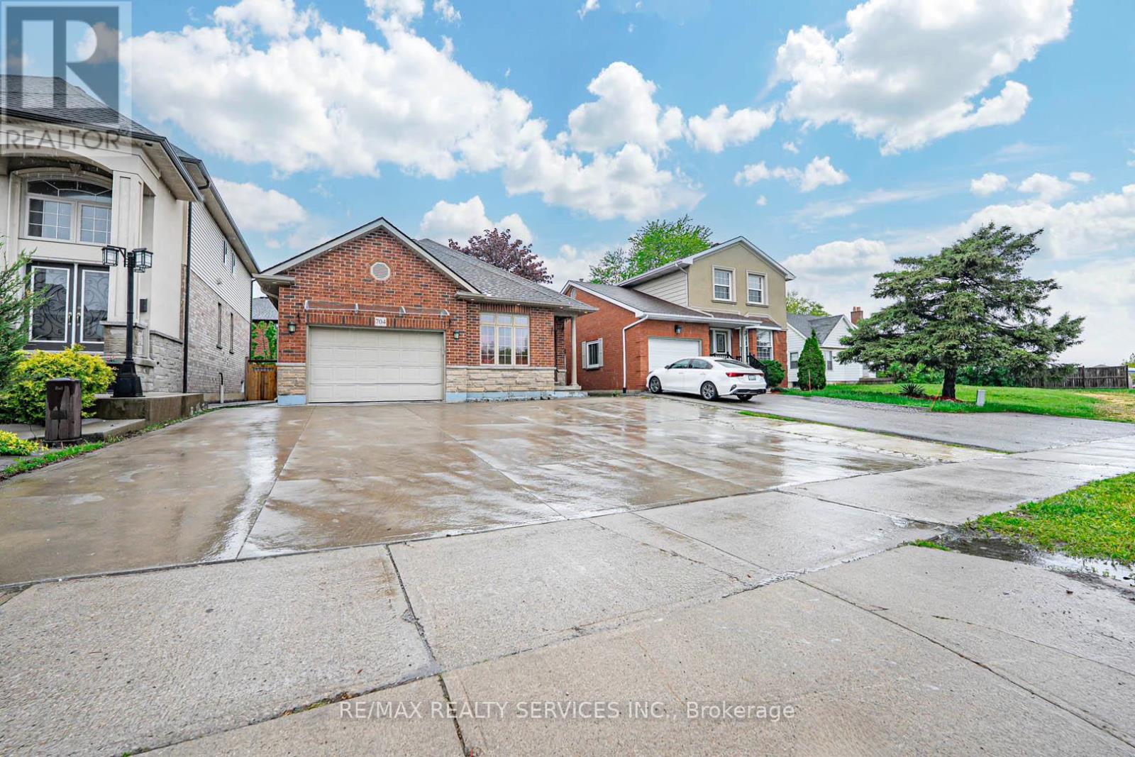 Photo 3 of 704 Stone Church Road E, Hamilton ON