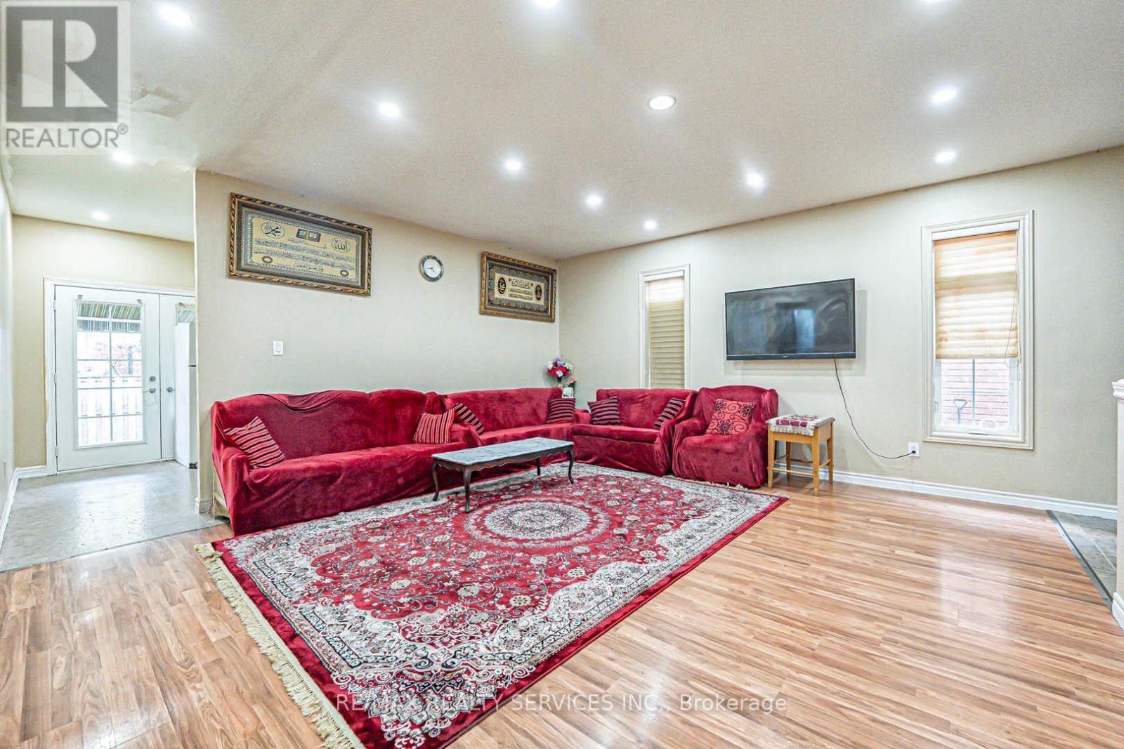 Photo 23 of 704 Stone Church Road E, Hamilton ON