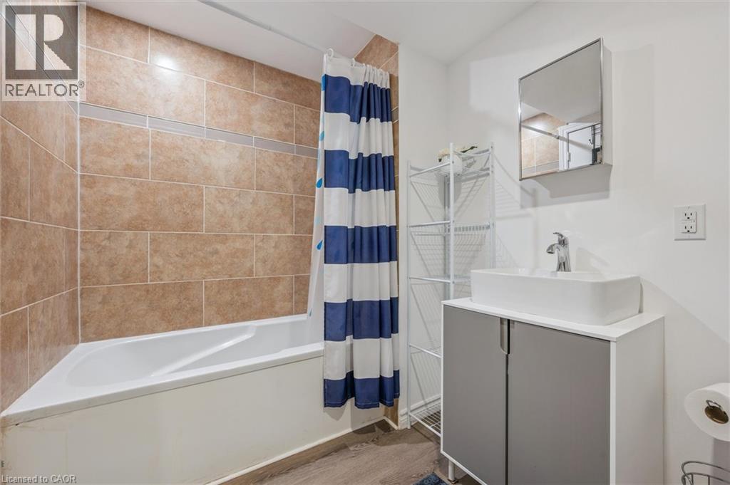Photo 4 of 224 Pineland Court, Waterloo ON
