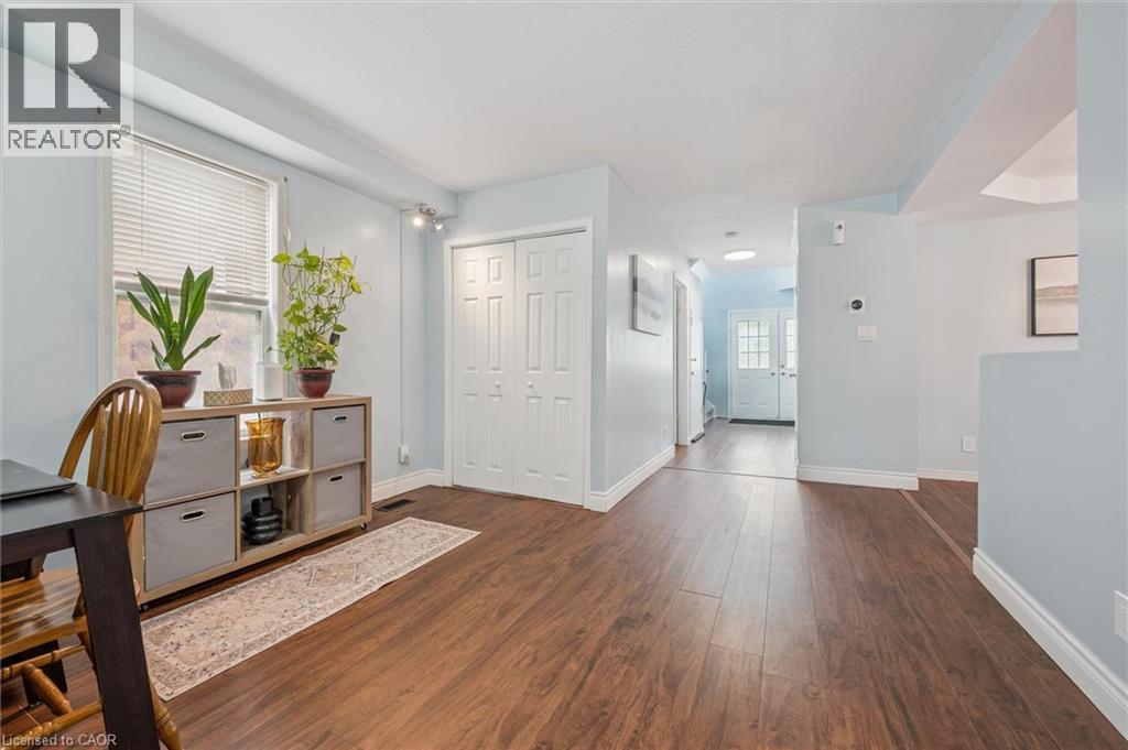 Photo 2 of 224 Pineland Court, Waterloo ON