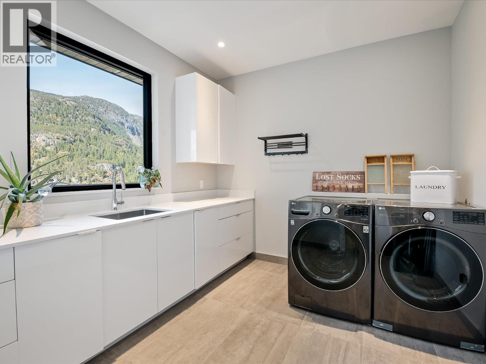 9292 STELLAR'S WAY, Whistler